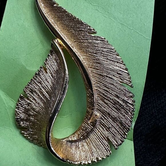 Sarah Coventry Gold Feather Pin - Picture 2 of 3